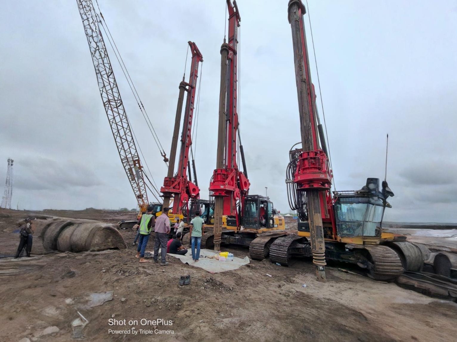 3 Piling rigs 3 Piling rigs